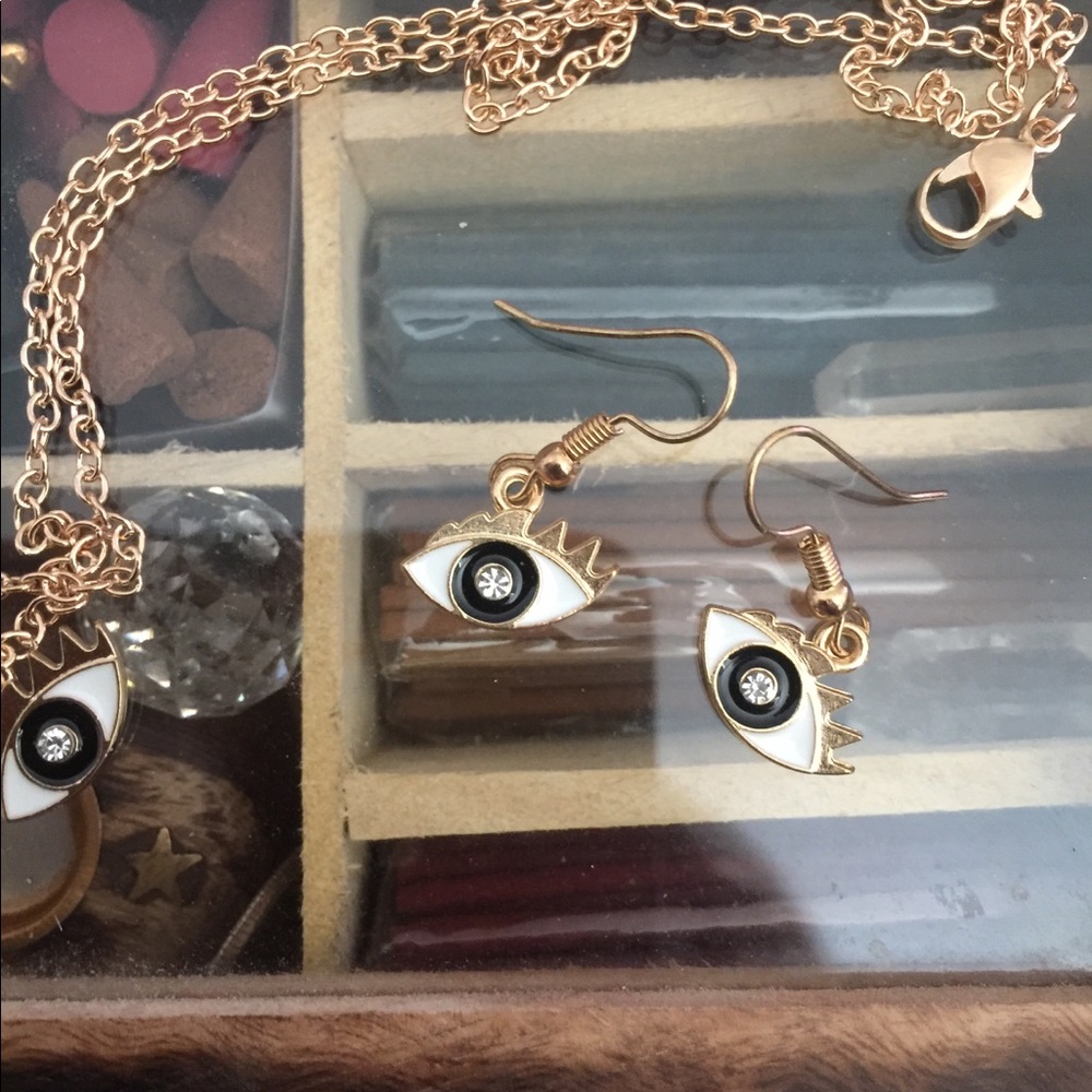 Beautiful set of eyes necklace and earrings